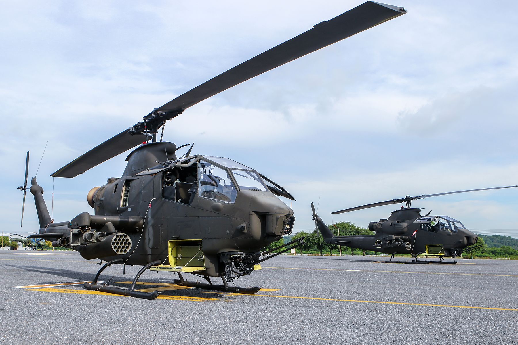 Helicóptero de ataque AH-64 Apache en vuelo sobre un cielo despejado