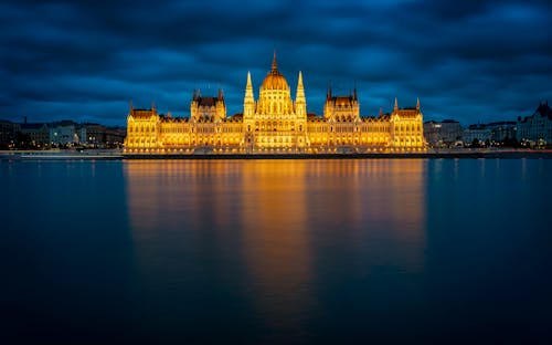 Ilmainen kuvapankkikuva tunnisteilla Budapest, hallituksen rakennus, heijastus