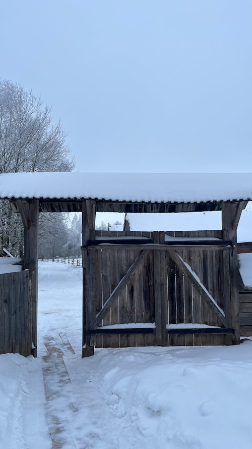 бесплатная Бесплатное стоковое фото с вертикальный выстрел, деревянные ворота, забор Стоковое фото