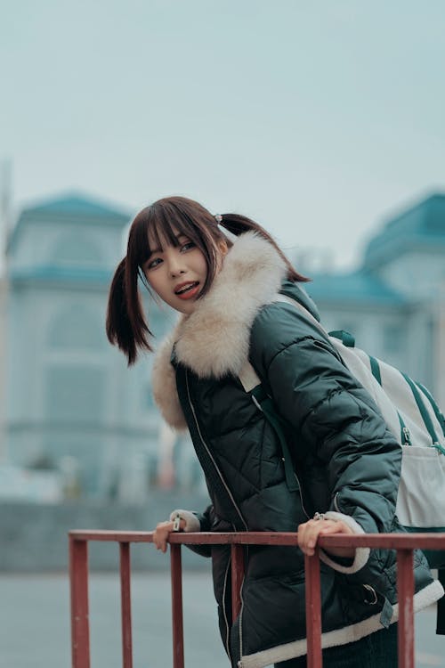 Základová fotografie zdarma na téma brunetka, kabát, kožešinový límec