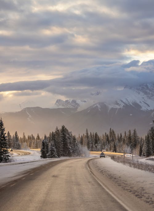 araba, bulut, dağlar içeren Ücretsiz stok fotoğraf