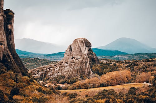 Foto profissional grátis de árvores, cadeia de montanhas, corroído