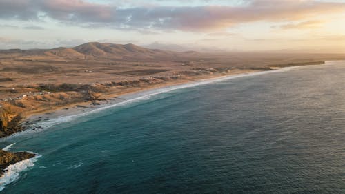 Безкоштовне стокове фото на тему «берег моря, гори, знімок із дрона»