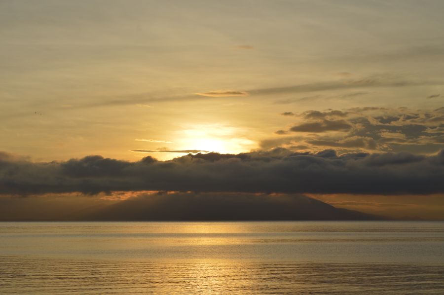 Mer calme au crépuscule sous un coucher de soleil, symbole d'apaisement et de sérénité