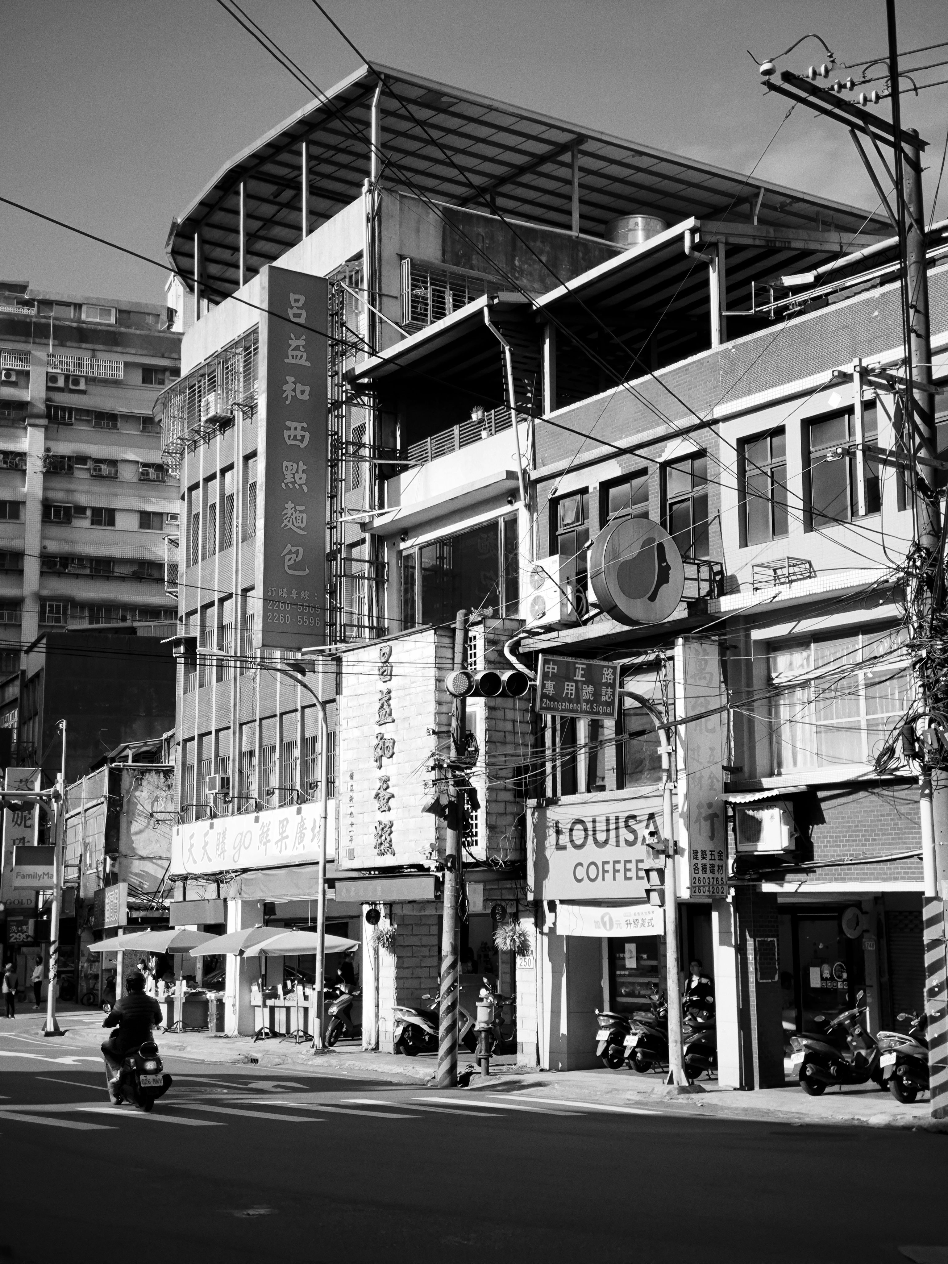 Facade of Building in City · Free Stock Photo