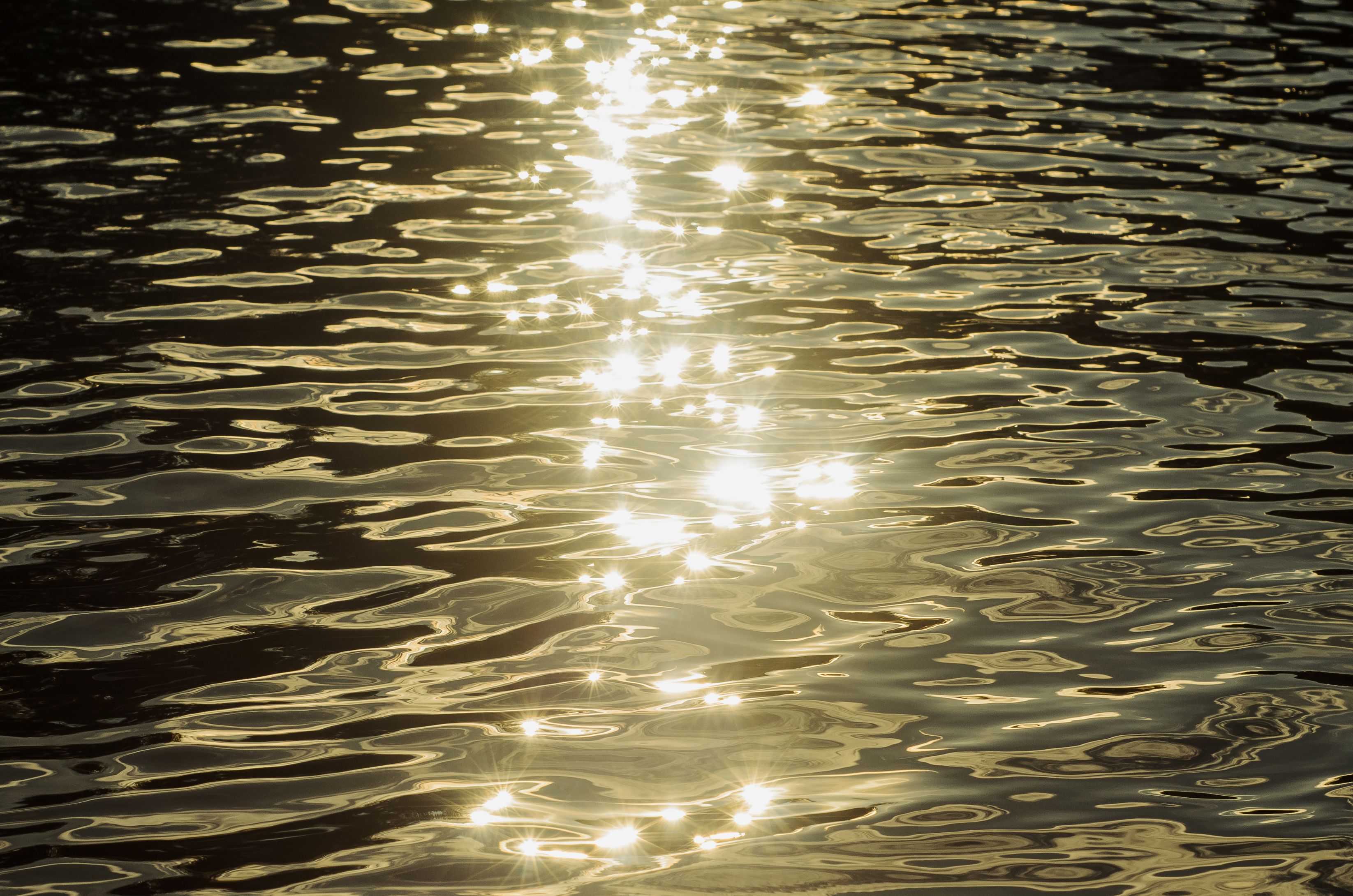 Sonnenstrahlen treffen Wasseroberfläche – UV-Strahlung wird reflektiert und verstärkt