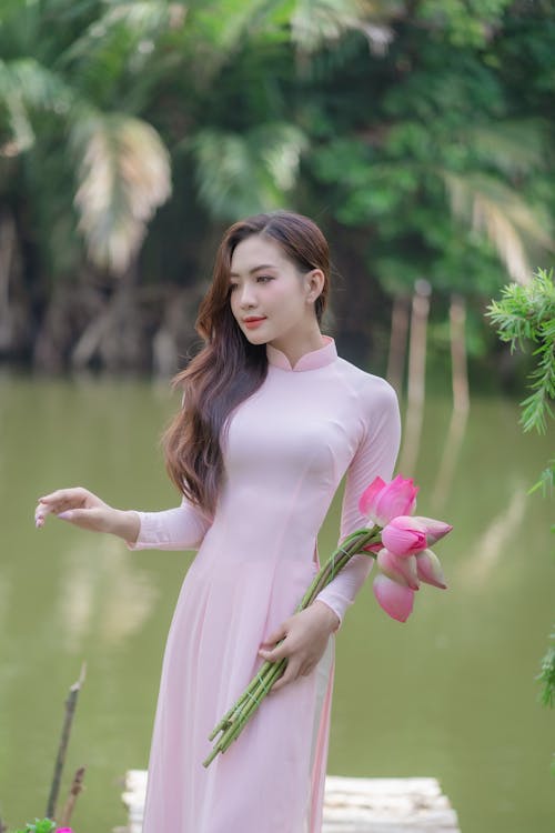 Gratis lagerfoto af asiatisk kvinde, blomster, elegant
