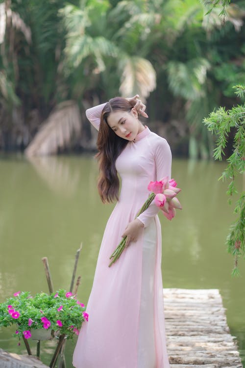 Kostnadsfri bild av asiatisk kvinna, blommor, brunt hår