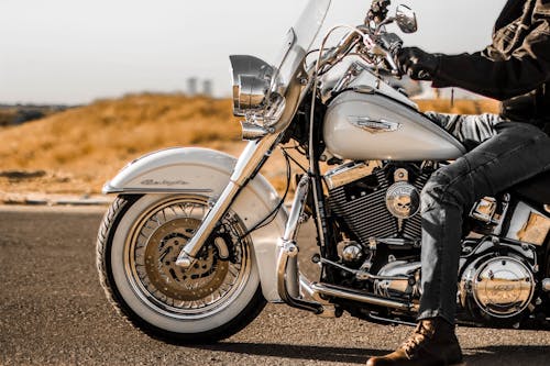 adam, asfalt, Harley Davidson içeren Ücretsiz stok fotoğraf