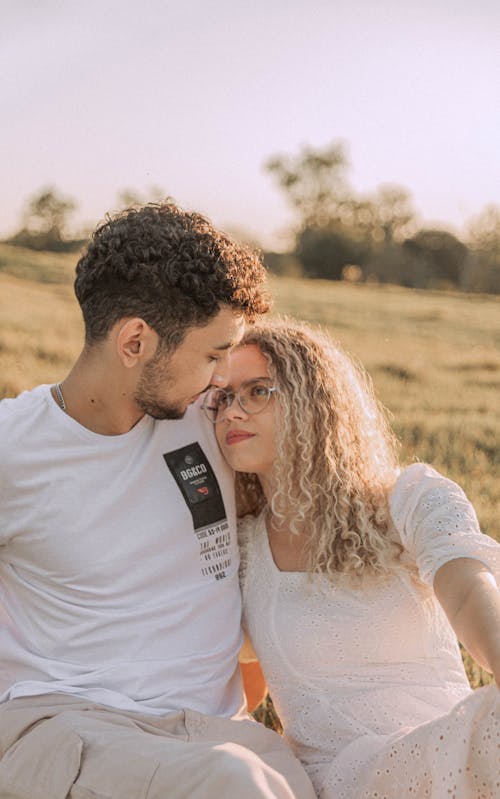 Noivado De Jovem Casal Ao Pôr Do Sol