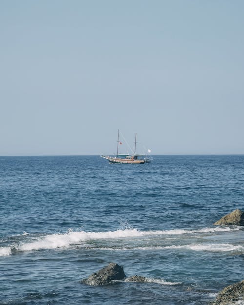 Foto profissional grátis de ancorado, barco, diversão