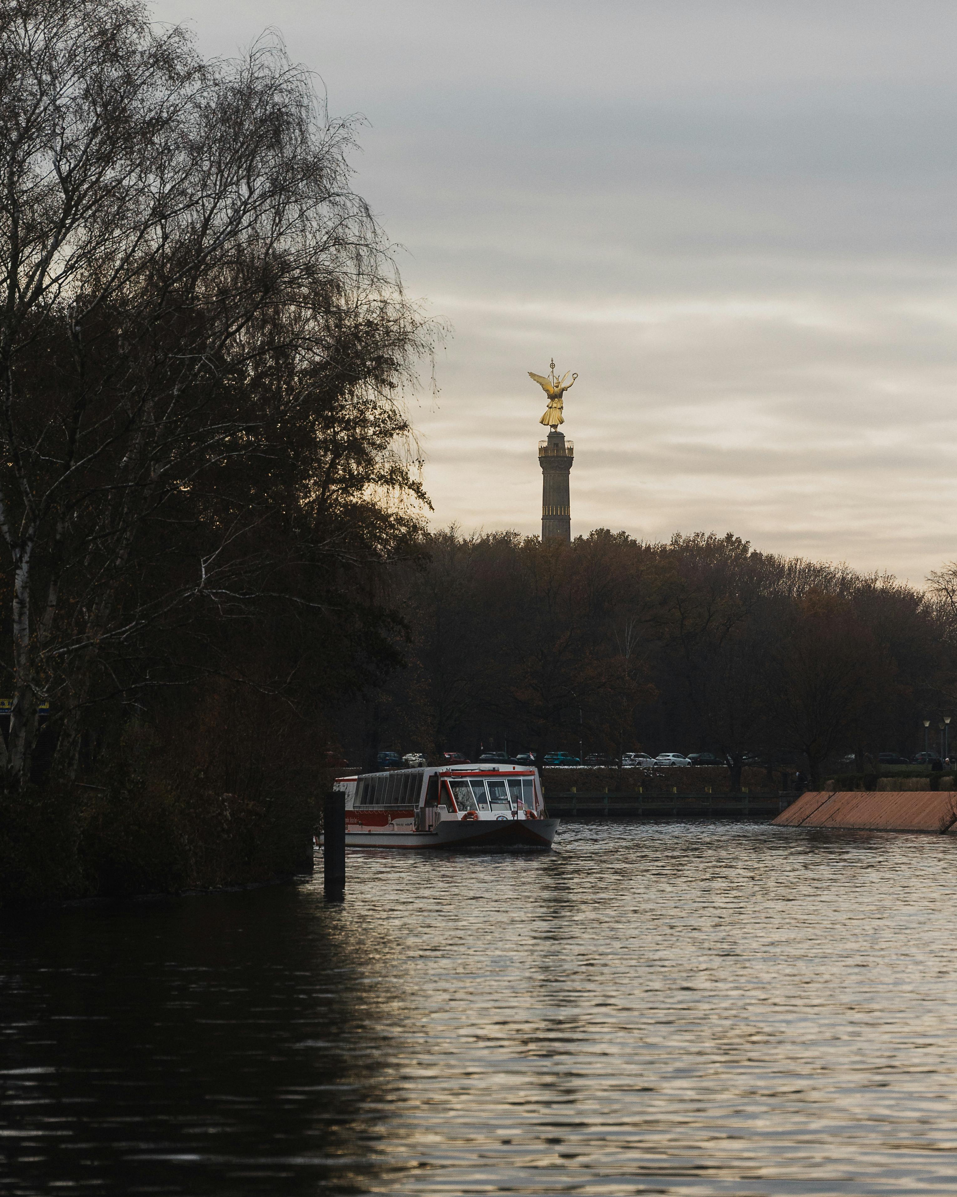 berlin victory column in autumn