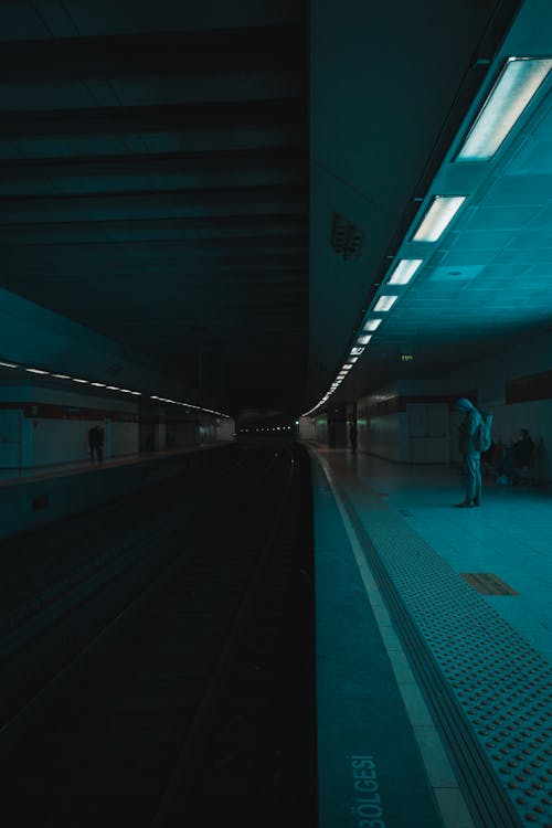 dikey atış, istasyon, karanlık içeren Ücretsiz stok fotoğraf