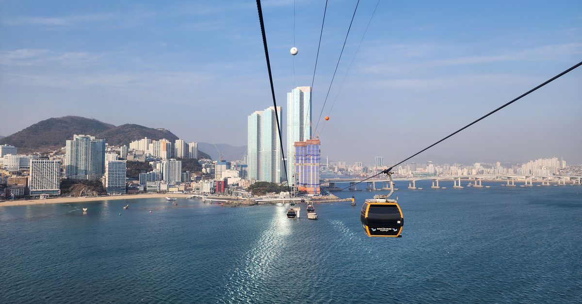 A breathtaking view of Busan cityscape and Songdo Bay from a cable car ride in South Korea. visual (Photo: 아예사 나심 / Pexels)