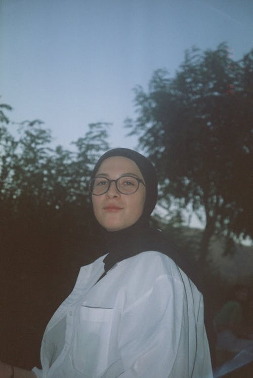 Fotobanka s bezplatnými fotkami na tému arabská žena, dioptrické okuliare, na zvislo