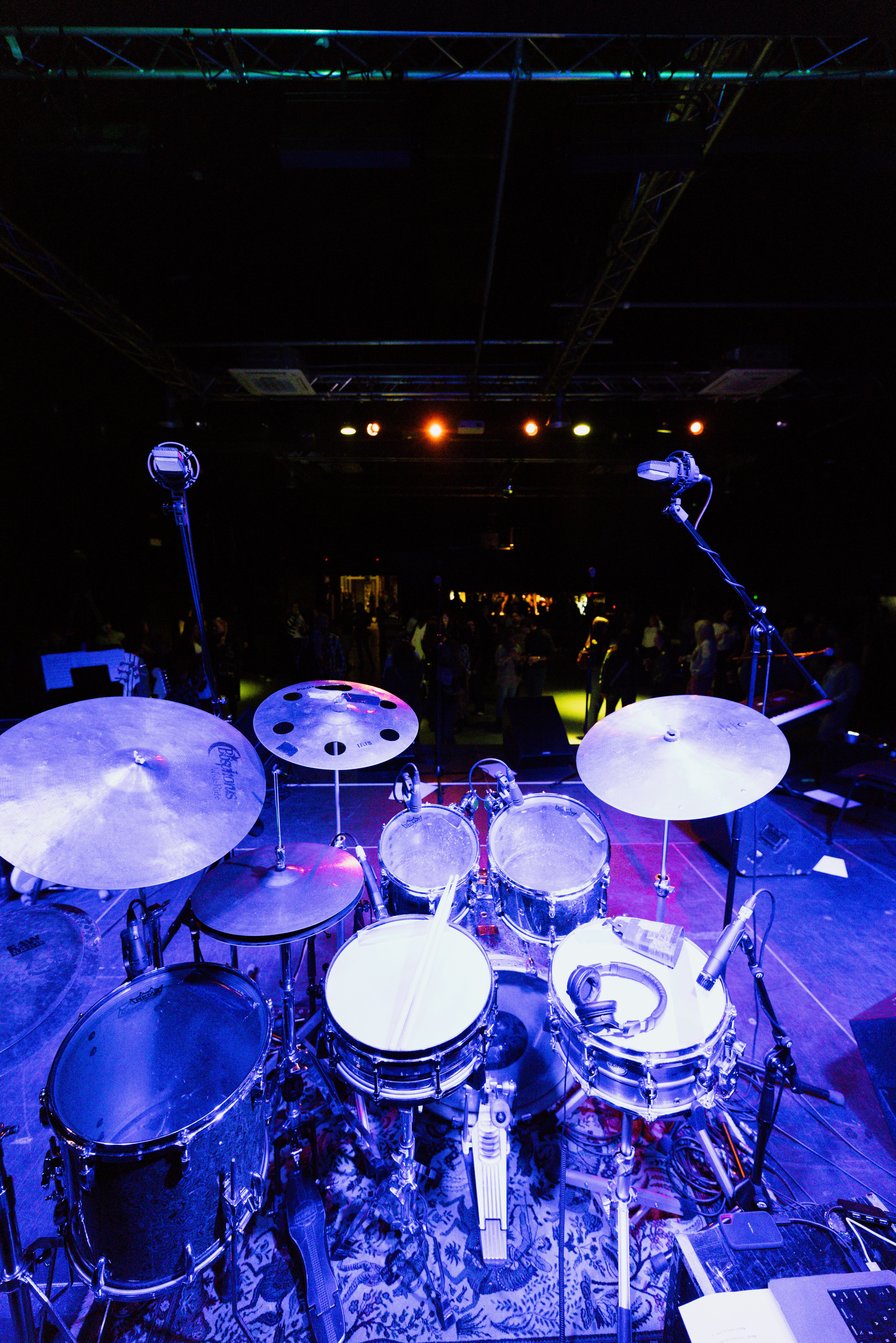 Bộ trống jazz trên sân khấu biểu diễn