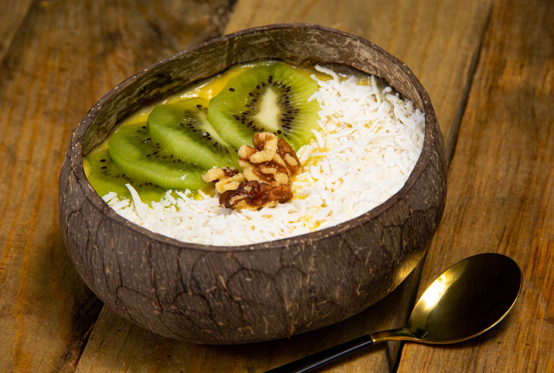 Bol de desayuno energético Un bol de desayuno saludable con frutas, granola y yogur.