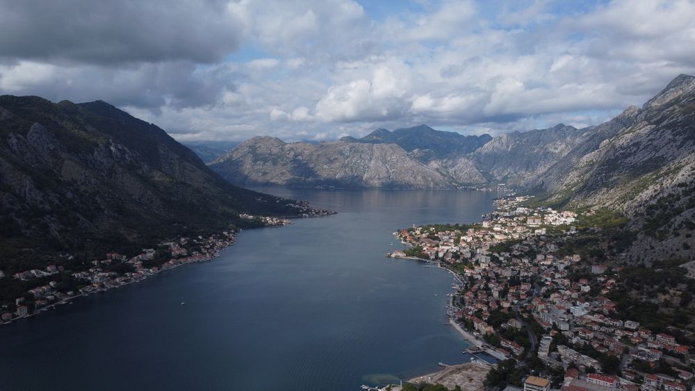 Vedere aeriană a orașului medieval Kotor, între golf și munți
