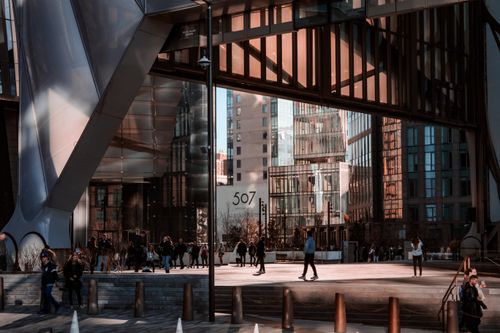 Free A bustling urban scene showcasing modern architecture and daily life in New York City. Stock Photo