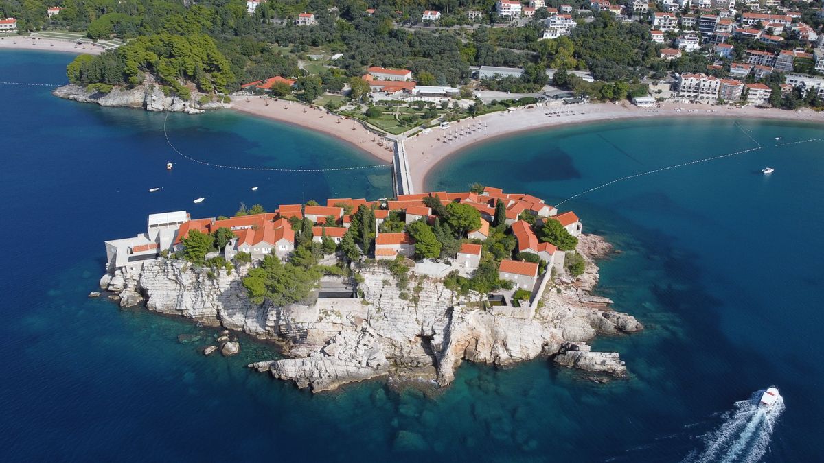 Sveti Stefan vanuit de lucht, Montenegro