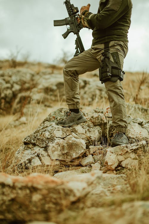 Kostenloses Stock Foto zu armee, felsen, festhalten