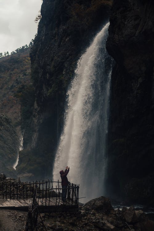 Foto d'estoc gratuïta de aigua, cascada, esquitxada