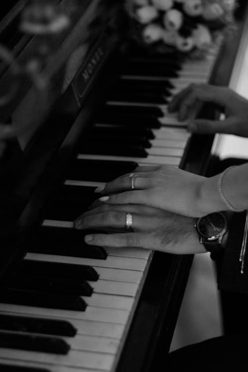 Darmowe zdjęcie z galerii z czarno-biały, dotykający, fortepian