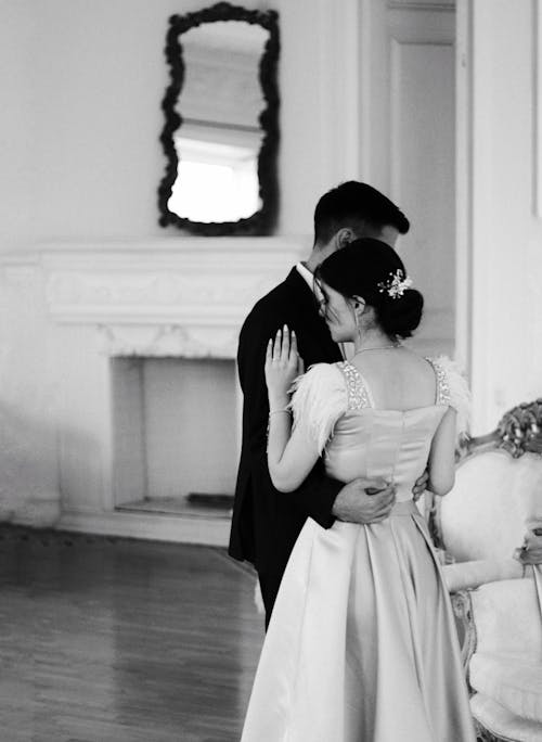 Wedding Couple Dancing in Black and White 