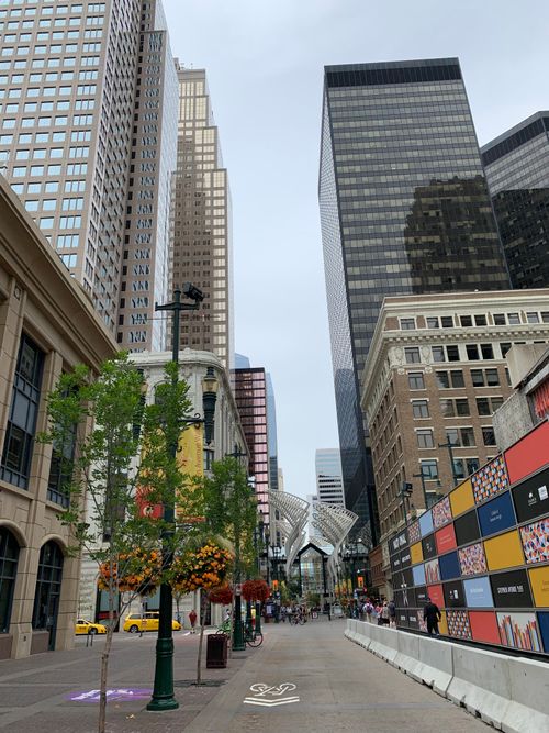 Free Vibrant downtown Calgary street view featuring towering skyscrapers and urban architecture. Stock Photo