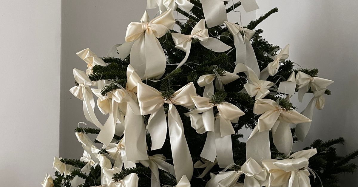 White Ribbon Tree White Ribbons on Christmas Tree · Free Stock Photo