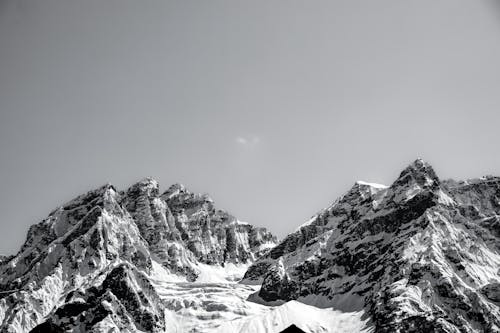 Foto profissional grátis de alpino, bruto, coberto de neve