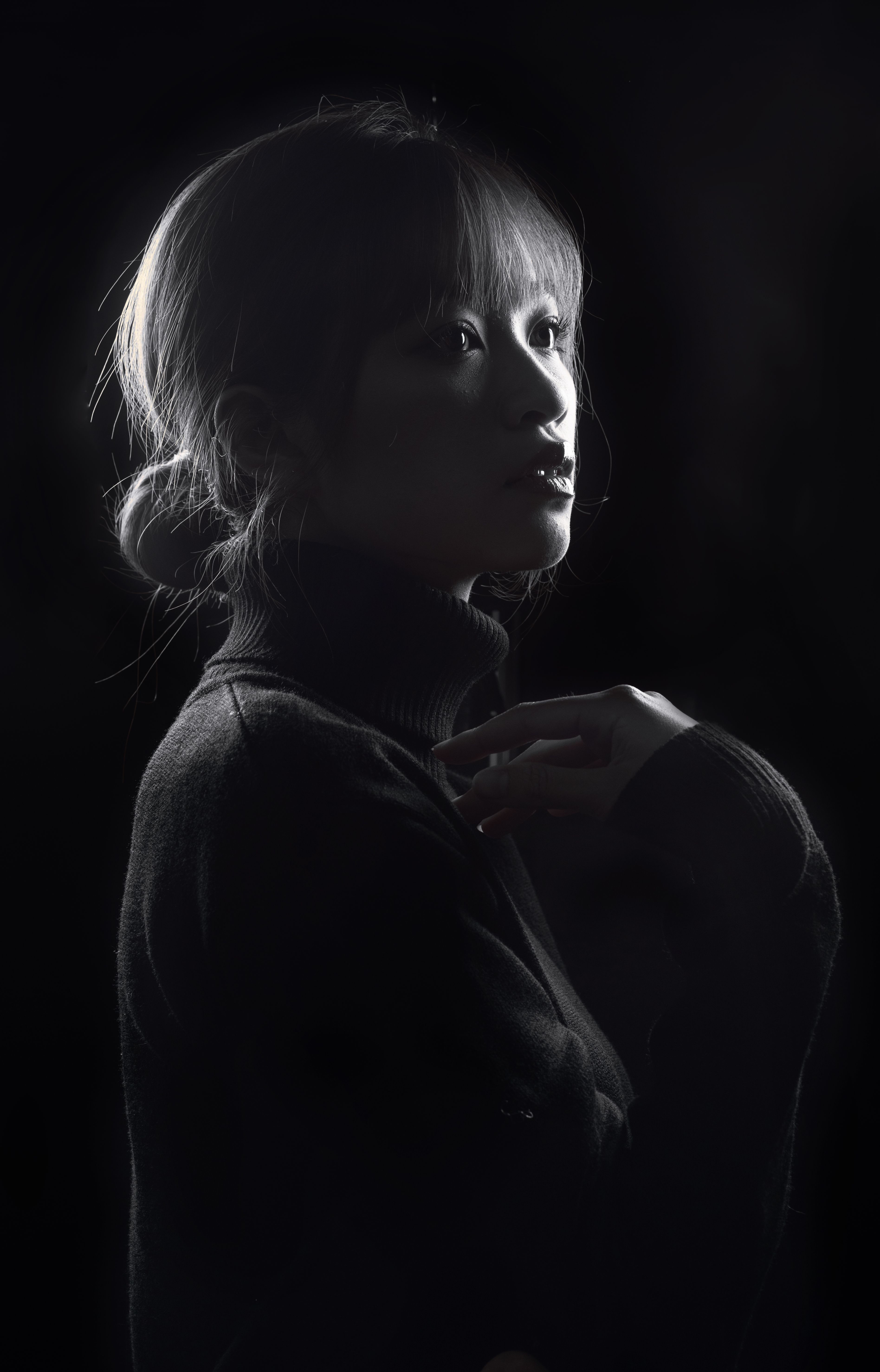 Woman Portrait in Black and White · Free Stock Photo