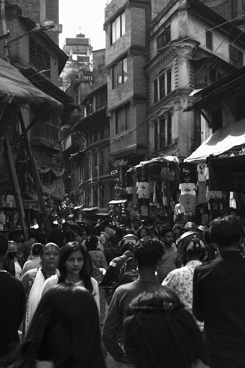 Fotos de stock gratuitas de bazar, blanco y negro, caminando
