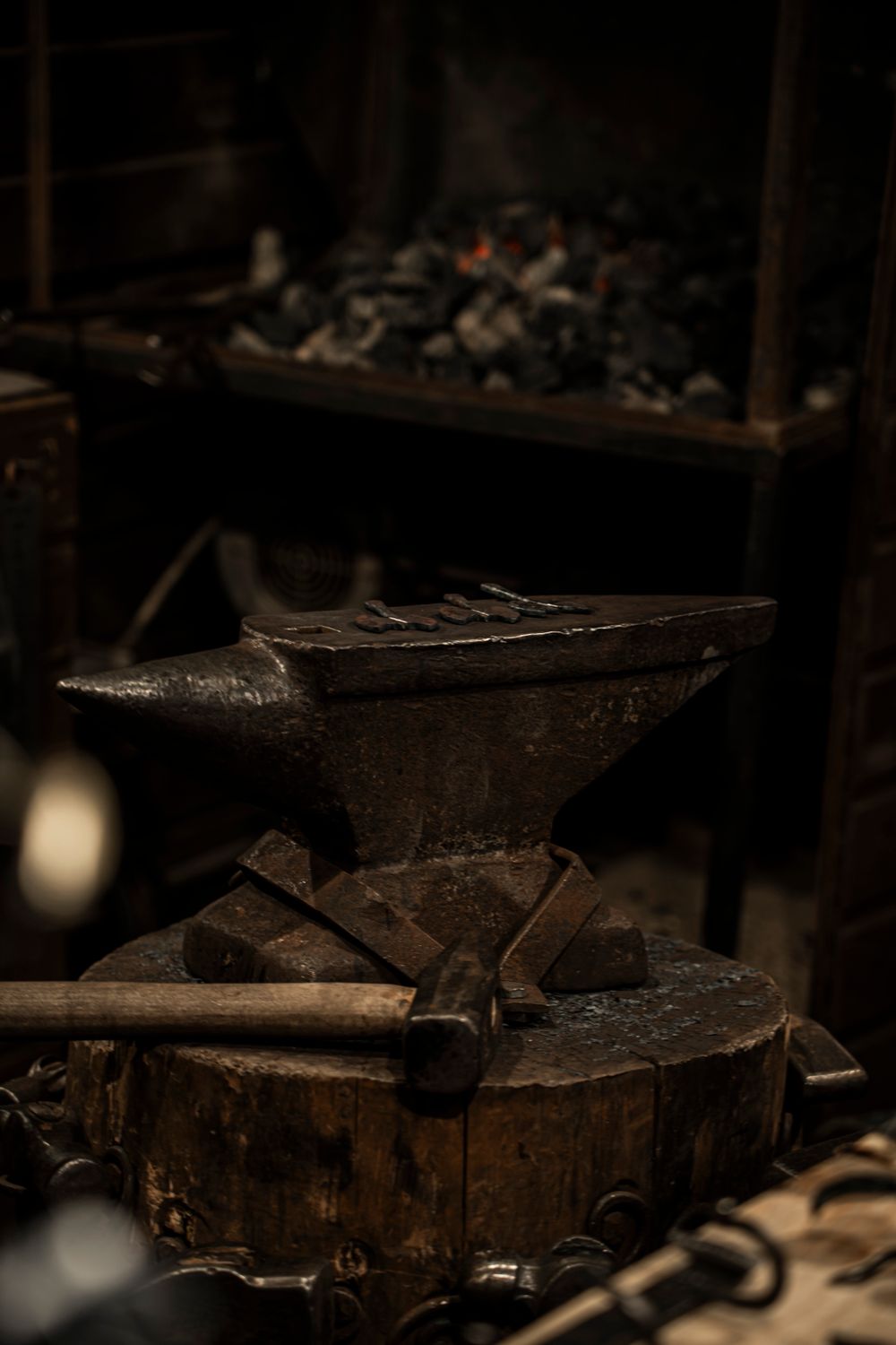 Enclume ancienne dans la lumière chaude d’un atelier de forge