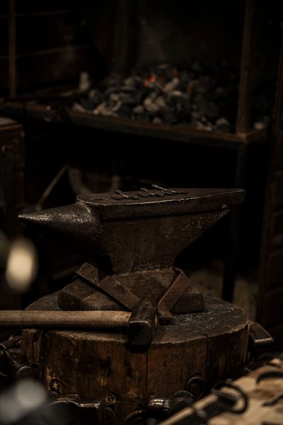 Old anvil on a wooden stump — photo by Katia Miasoed on Pexels