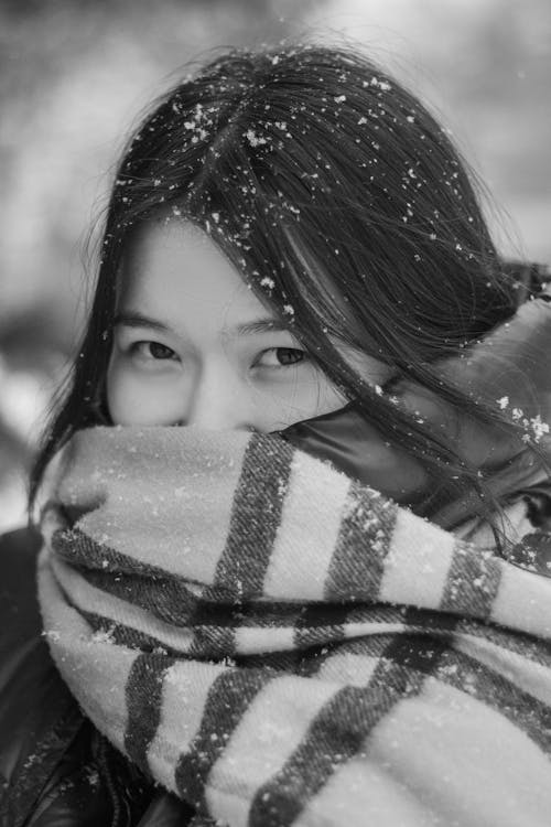 Бесплатное стоковое фото с вертикальный выстрел, девочка, зима