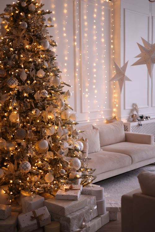 Free Cozy living room with a decorated Christmas tree and warm festive lighting. Stock Photo