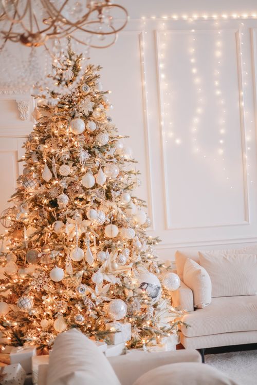 Free A beautifully decorated Christmas tree with lights in a cozy living room. Stock Photo