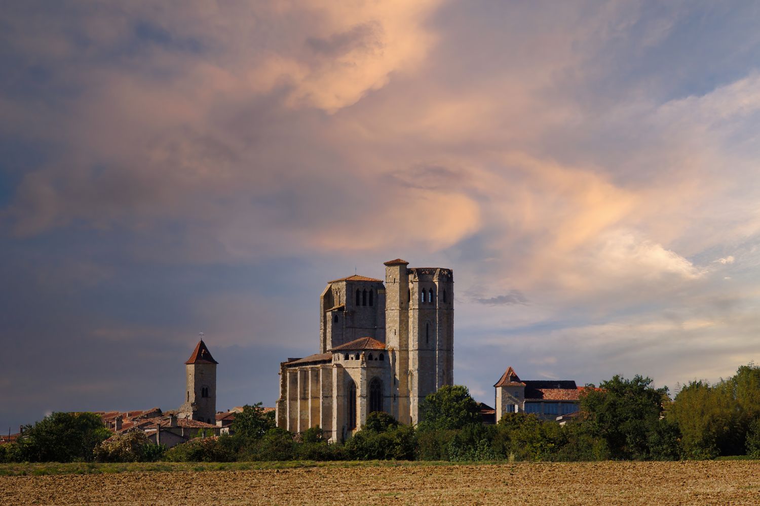 Collégiale de La Romieu sous un ciel nuageux
