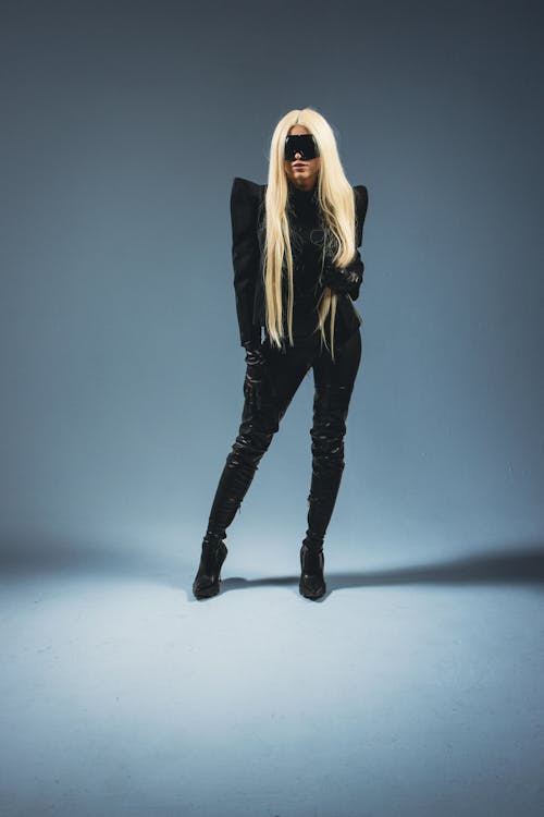 Základová fotografie zdarma na téma blond, černé oblečení, dlouhé vlasy