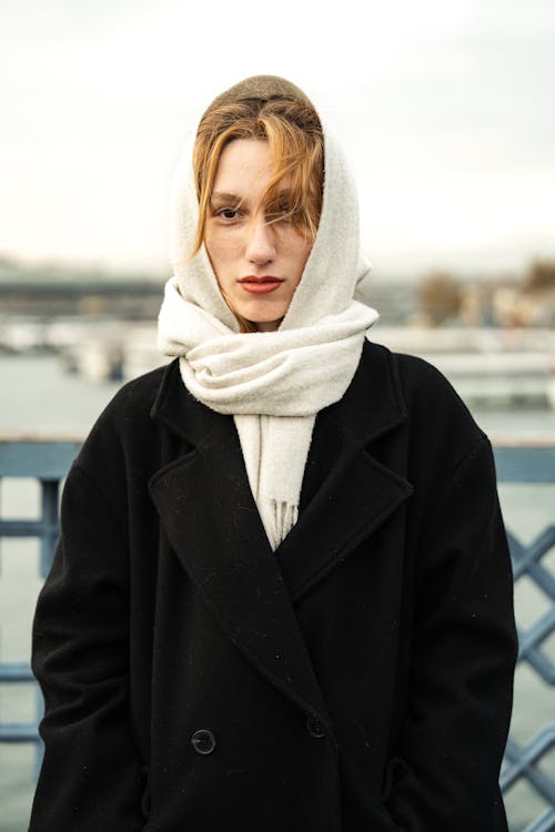 Fotos de stock gratuitas de abrigo negro, bufanda, de pie