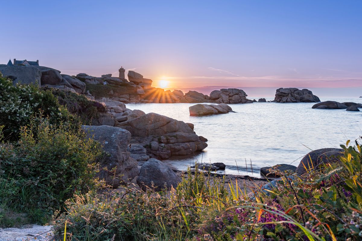 Stânci pe malul mării la apus, pe coasta bretonă