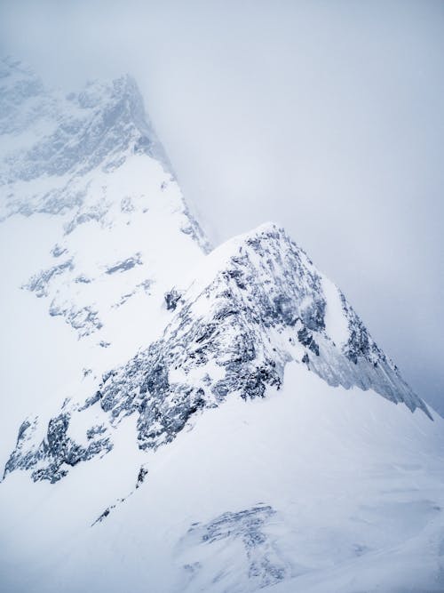 Photos gratuites de abrupt, chaîne de montagnes, couvert de neige