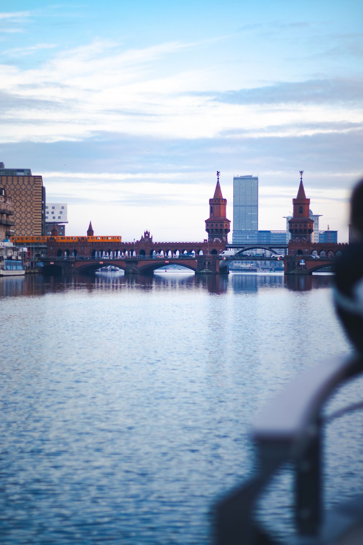 Kreuzberg Berlin - podul Oberbaum seara