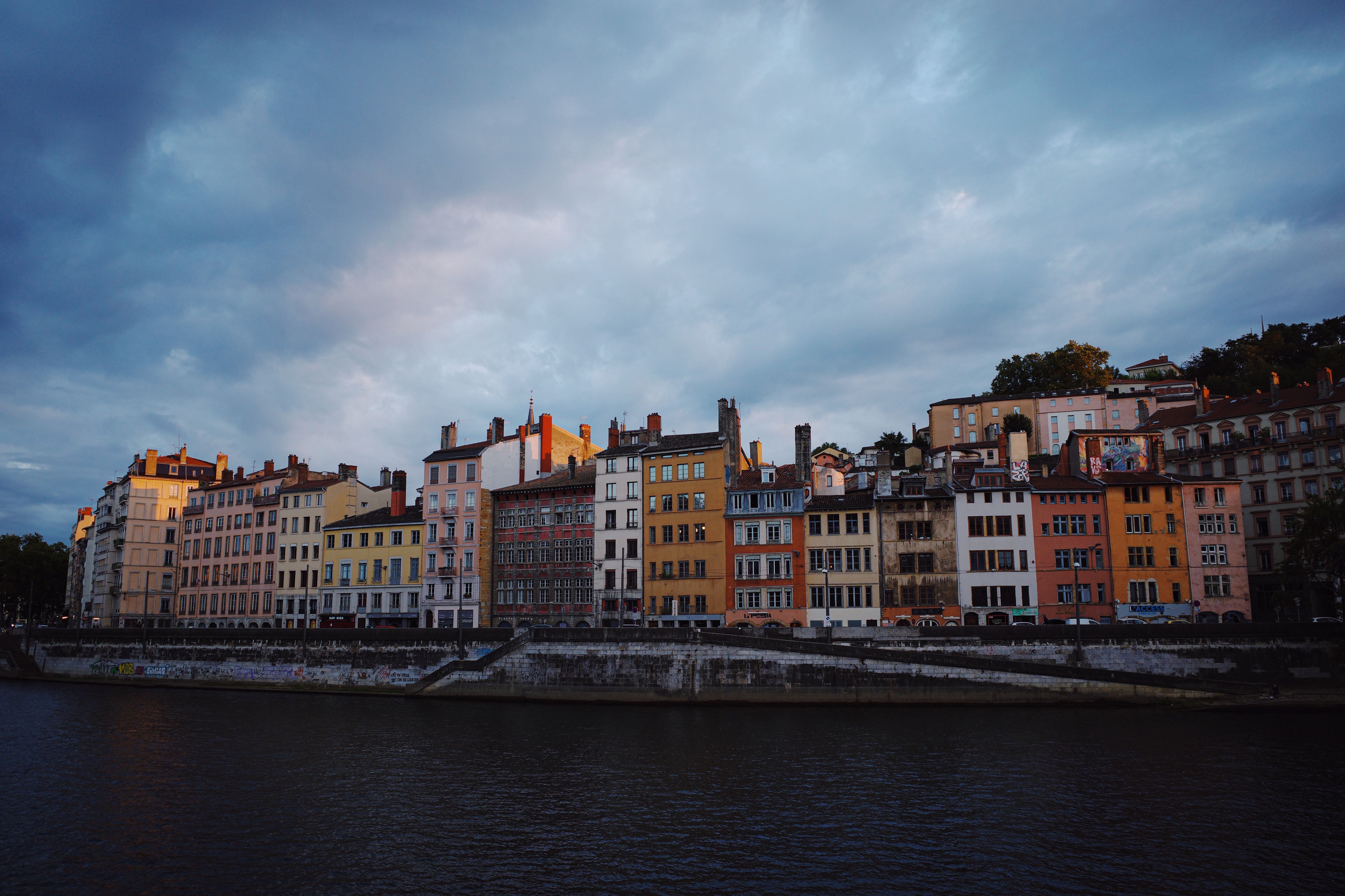 Vue urbaine au crépuscule, à l’image de lyon.