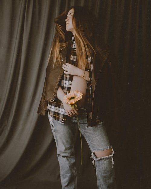 Základová fotografie zdarma na téma brunetka, bunda, džíny