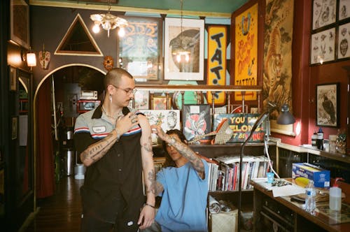 남자, 문신, 문신 가게의 무료 스톡 사진