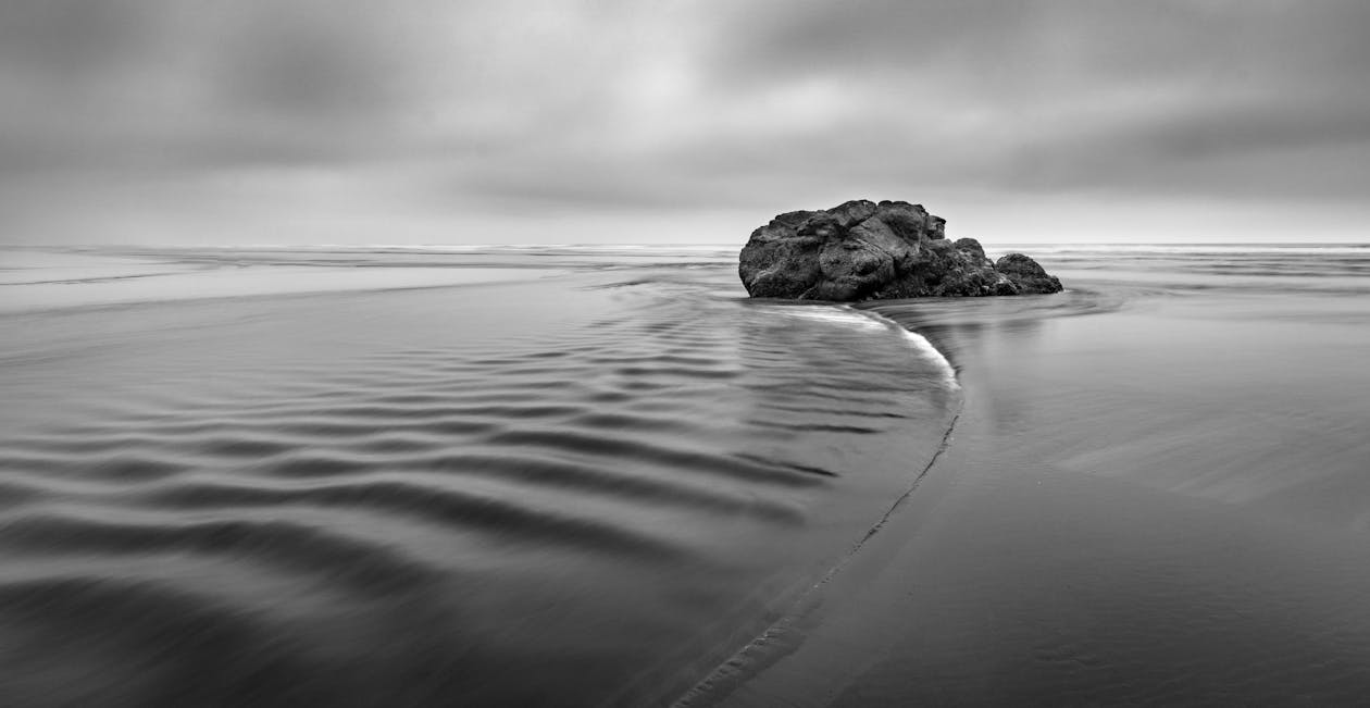 bezplatná Základová fotografie zdarma na téma černobílý, kámen, moře Základová fotografie