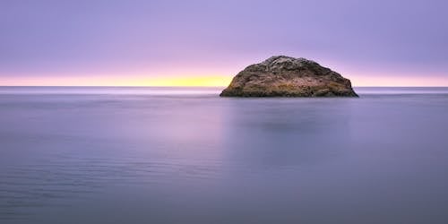 Foto Pulau Di Laut Saat Matahari Terbenam