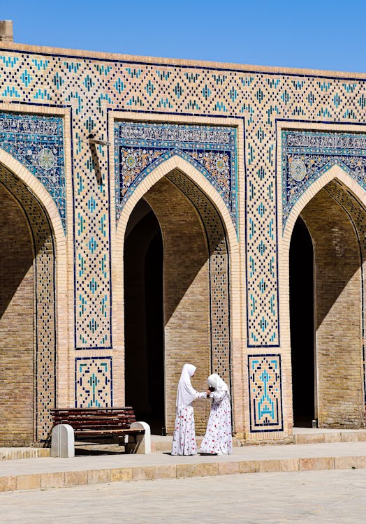 Young Uzbek women in the courtyard of Kalan Mosque (Kalon), Bukhara,  Uzbekistan Stock Photo - Alamy